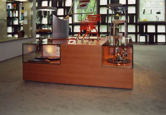 Vitrine und Podest für Designobjekte